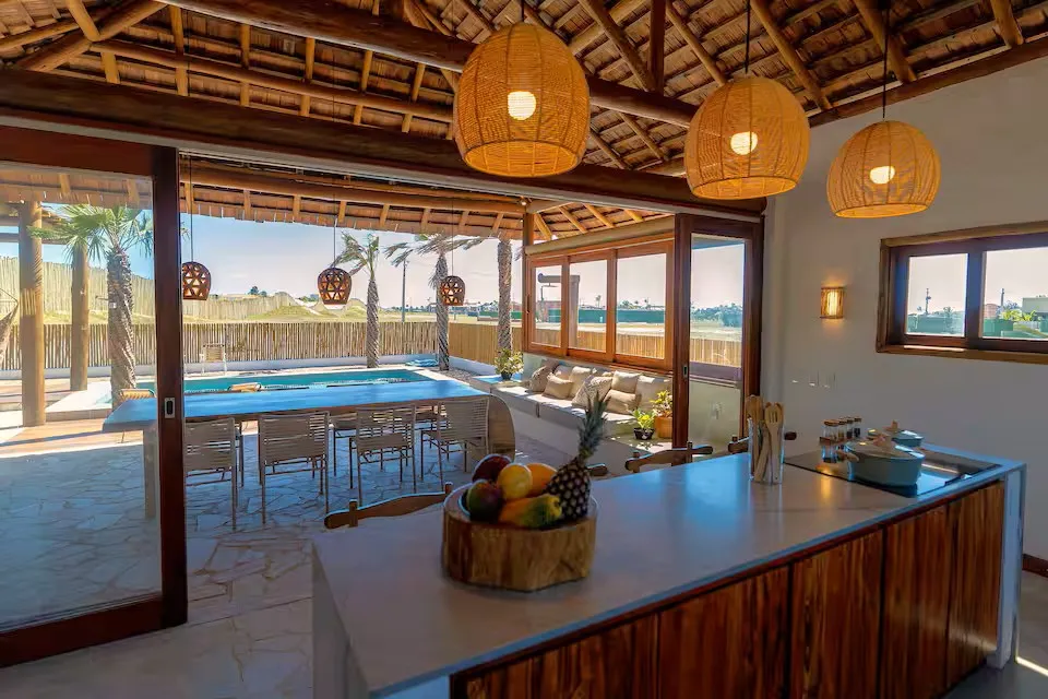 Cozinha integrada da Casa Areia com vista para a piscina