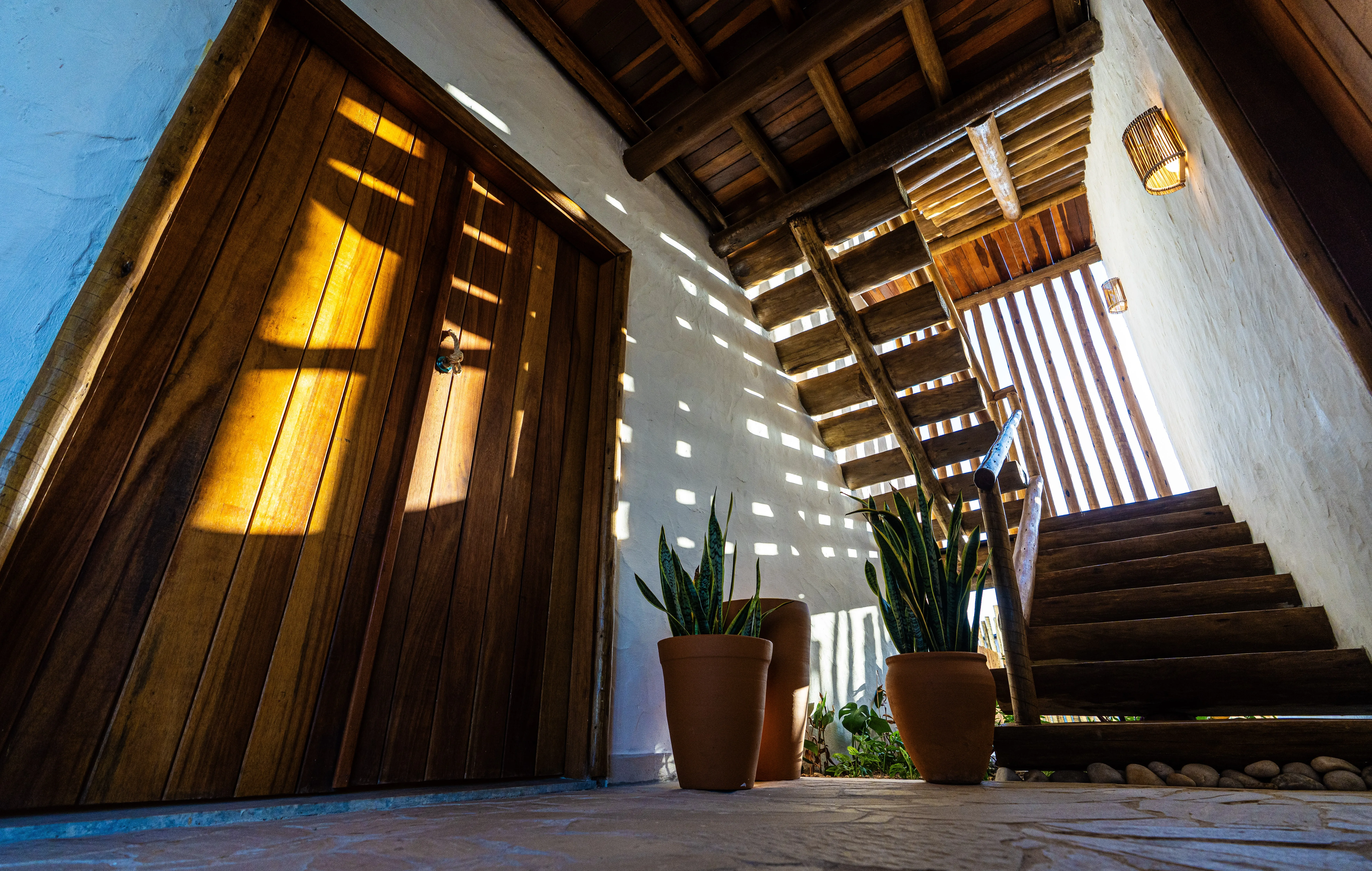 Escada em madeira da Casa Areia