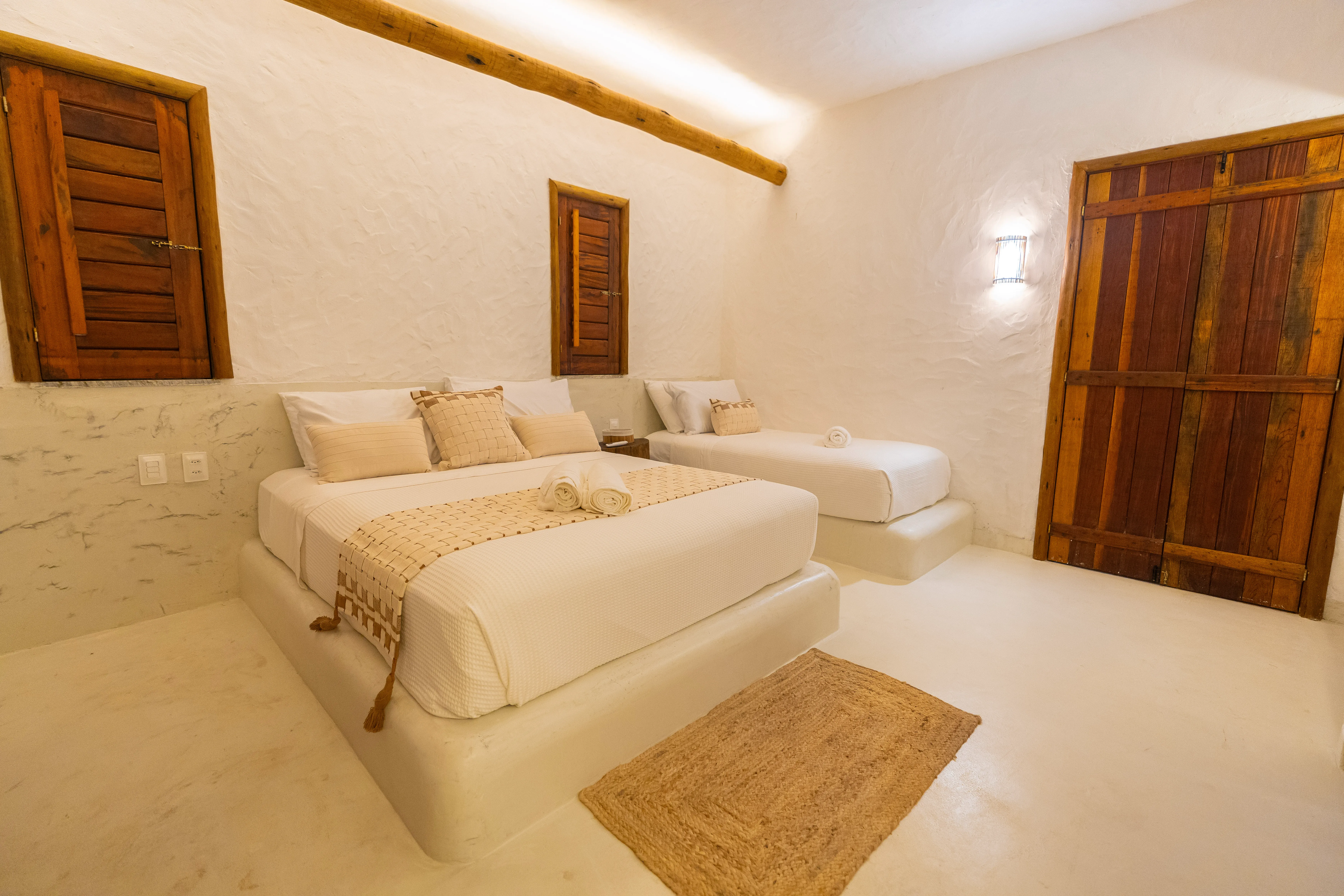 Quarto da Casa Areia com decoração em tons naturais