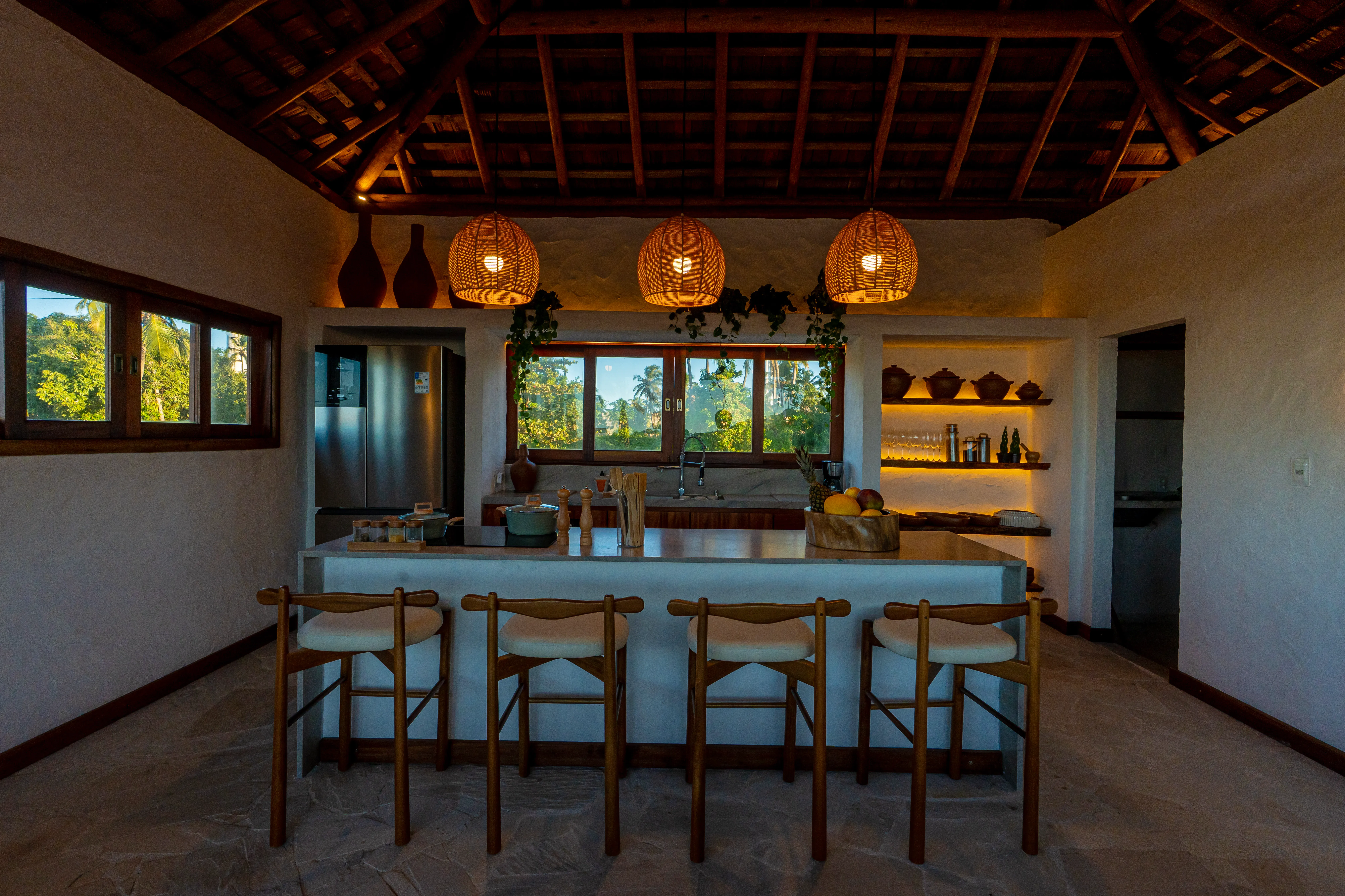 Cozinha da Casa Areia com bancada e iluminação em fibras naturais