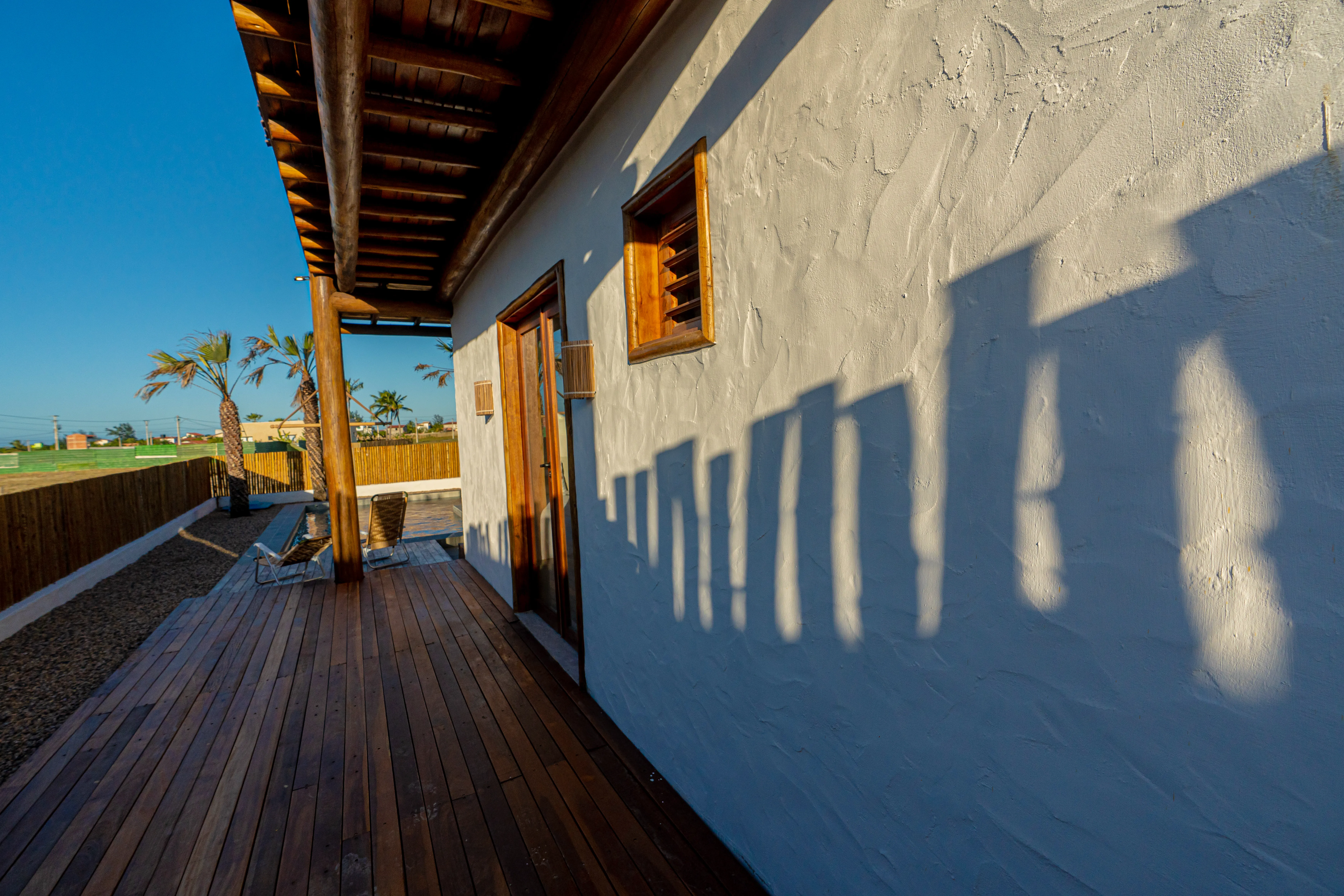 Deck lateral em madeira da Casa Areia