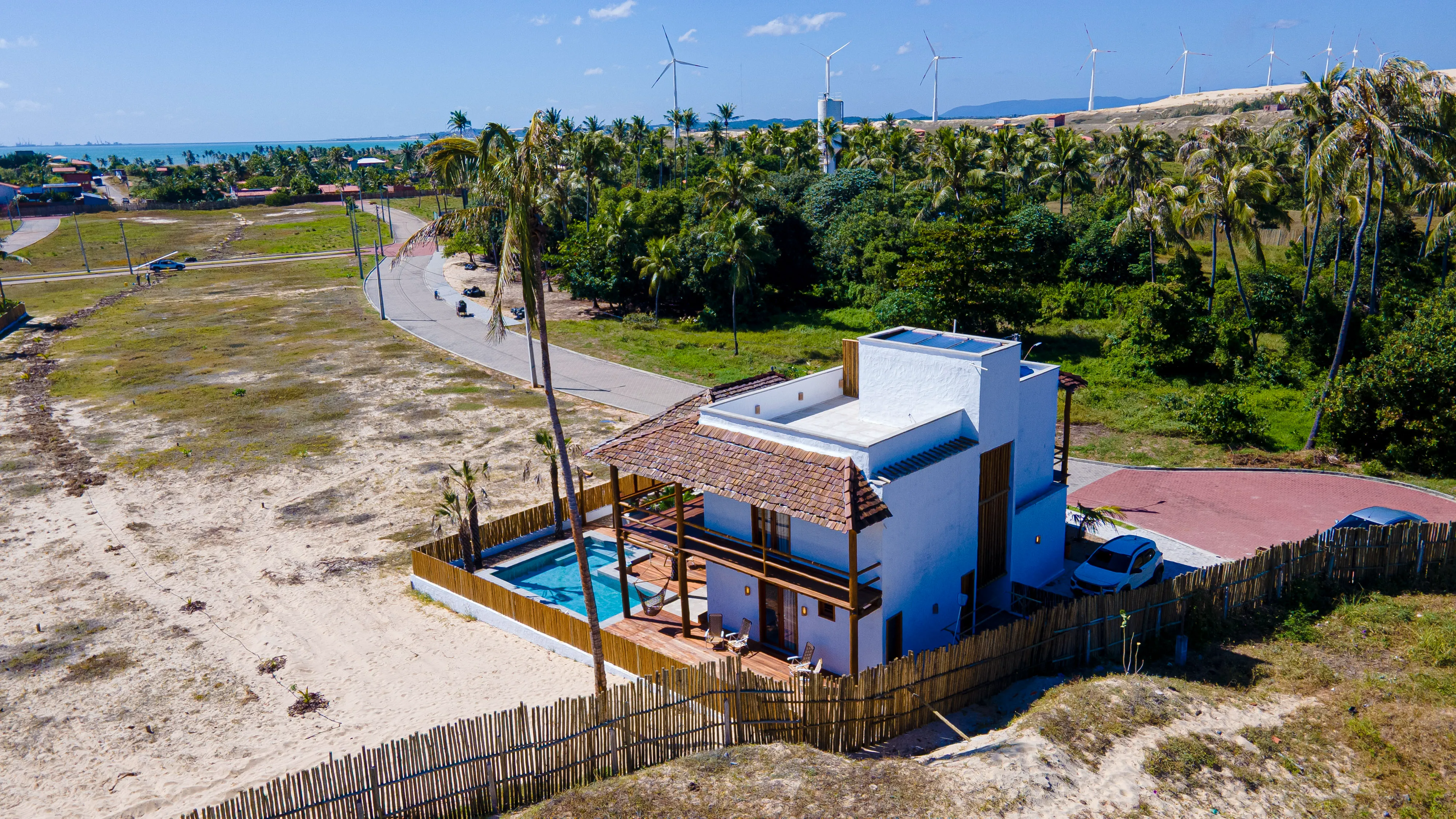 Casa Areia vista do alto com paisagem de Taíba ao fundo